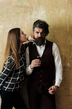 Şişe ve kadeh şarap tutan hipster kadınla