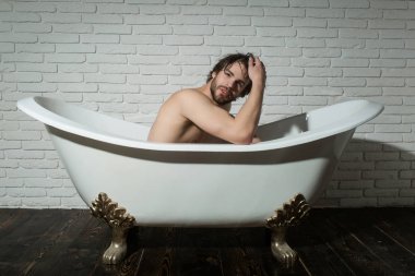 küvet içinde oturan adam