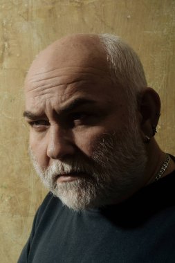 Adam gri sakal ve bıyık eski yüzünde