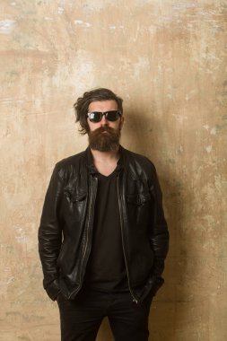 Adam uzun sakal ve bıyık.