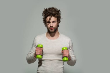 adam sabah egzersiz yaparak barbell ile saç uncombed