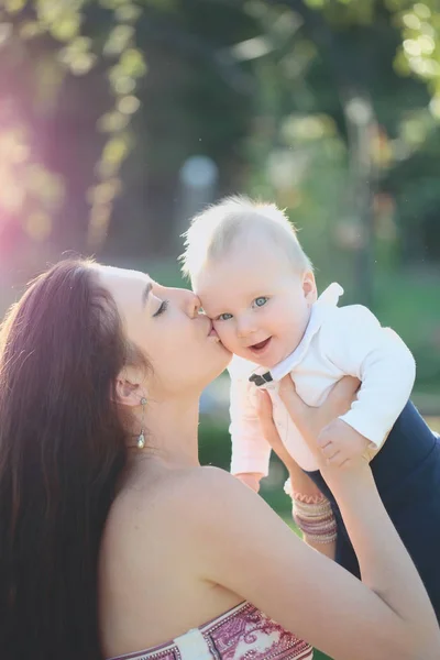 Zadowolony ładny chłopczyk i Mama zabawy — Zdjęcie stockowe