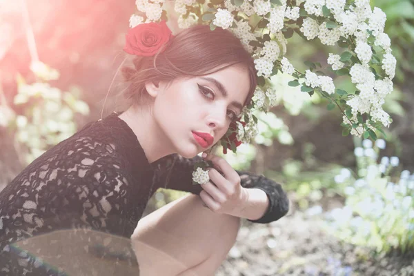 Mujer con maquillaje español de moda, flor de rosa en el pelo —  Fotos de Stock