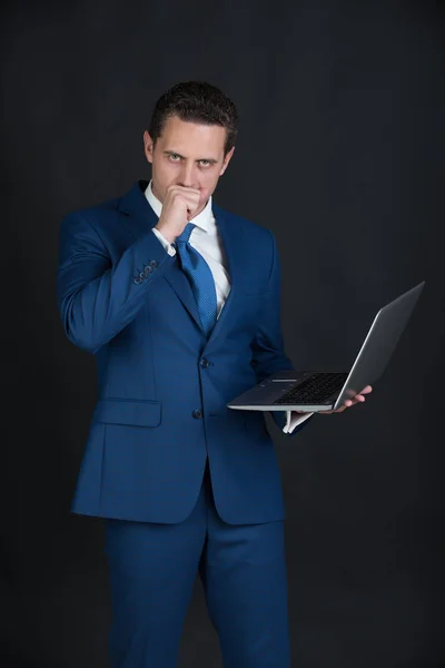 Manager met de hand in de buurt van gezicht in blauw pak — Stockfoto
