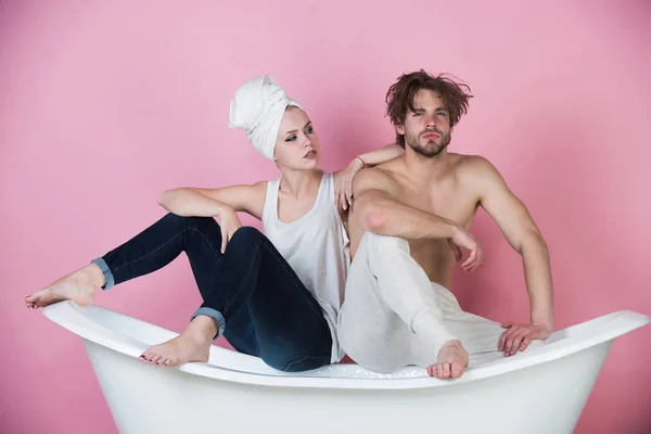 Ζευγάρι στην αγάπη του άνδρα και της γυναίκας για την μπανιέρα — Φωτογραφία Αρχείου