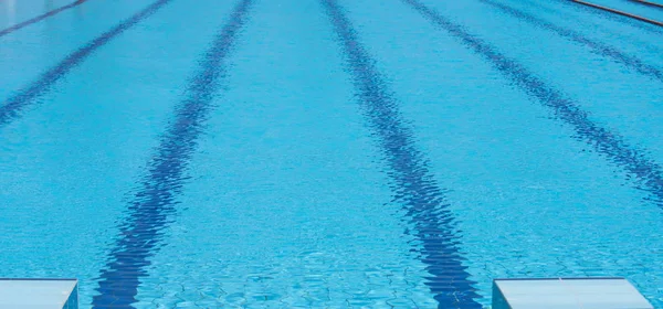 Bazén s transparentní čistou vodou a pruhy — Stock fotografie