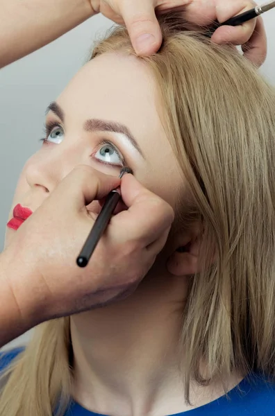Mujer conseguir maquillaje de ojos — Foto de Stock