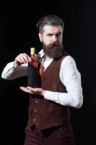Hipster segurando garrafa de vinho tinto nas mãos — Fotografia de Stock