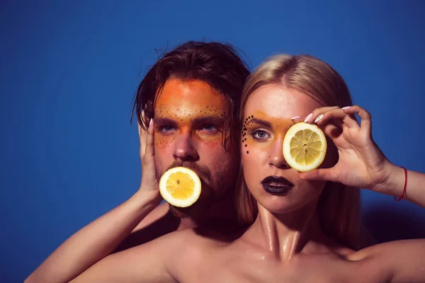 Пара жінки і чоловік з макіяжем тримають лимон — стокове фото