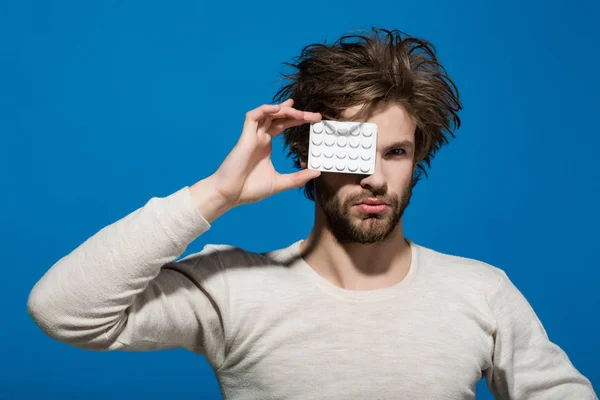 Mann mit Pillen in Blisterverpackung in Unterwäsche — Stockfoto