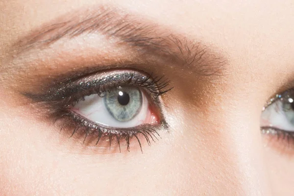 Maquillaje sombras en los ojos de la chica — Foto de Stock