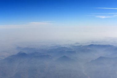 Uçak uçuş güzel dağlar