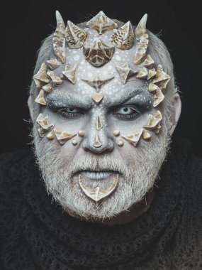 korku erkek ya da dikenler yüz makyaj ile canavar