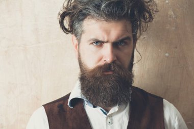 Adam uzun sakal, bıyık ve dağınık saç