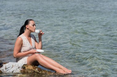 Güzel kız açık denizde kahve içme