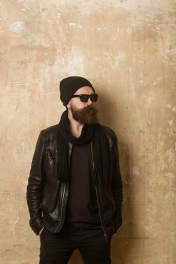 Hipster deri ceket ve gözlük ile şapka.