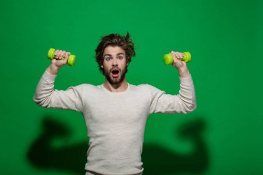 Sabah egzersiz, barbell ile şaşırmış adam saç uncombed