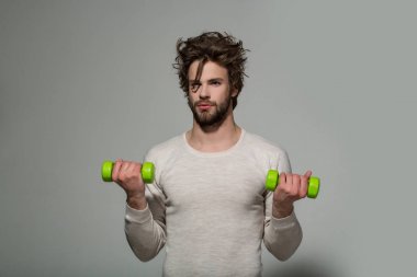 adam sabah egzersiz yaparak barbell ile saç uncombed