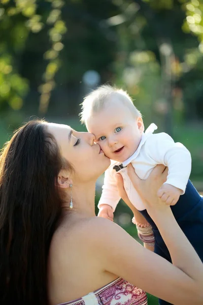 Felice bambino carino ragazzo e mamma divertirsi — Foto Stock