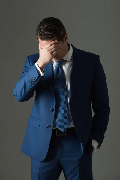 Hombre cansado sintiendo dolor de cabeza con el pelo elegante en traje de moda —  Fotos de Stock