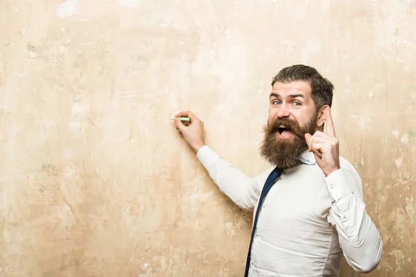 Hipster hombre con barba en feliz cara escribir con tiza —  Fotos de Stock