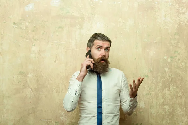 Менеджер или бородатый мужчина с длинной бородой говорит по телефону — стоковое фото