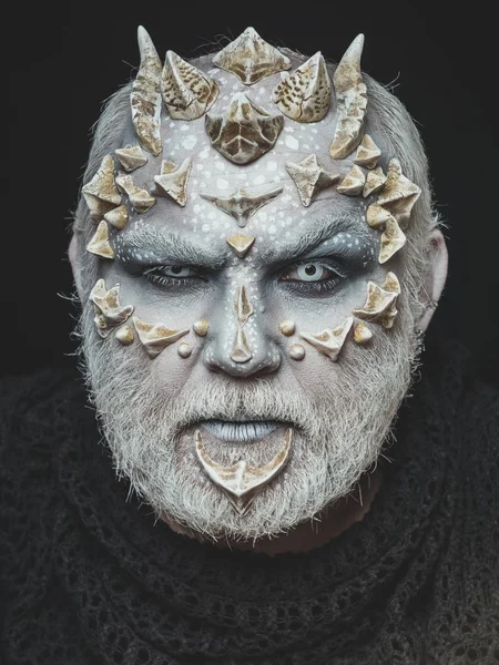 Homem de horror ou monstro com espinhos no rosto com maquiagem — Fotografia de Stock