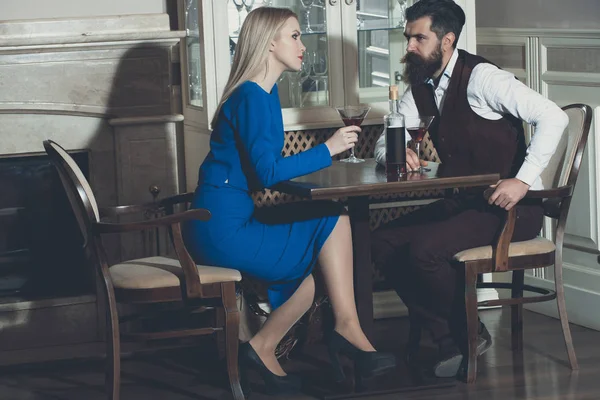 Pareja enamorada bebiendo vino tinto en restaurante — Foto de Stock