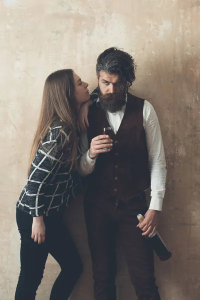 Chica con el hombre sosteniendo botella y copa de vino — Foto de Stock