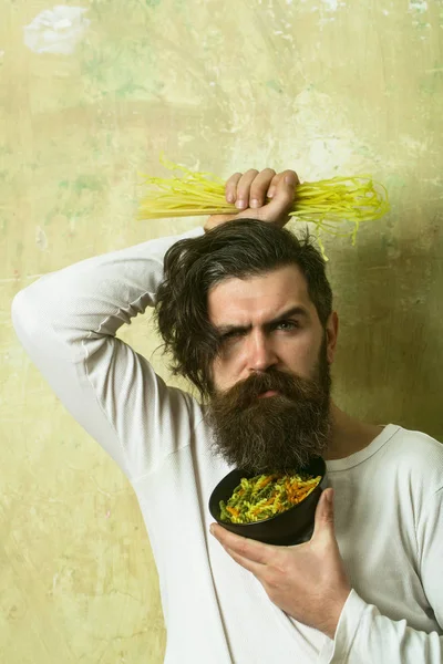 Man met pasta in de hand — Stockfoto