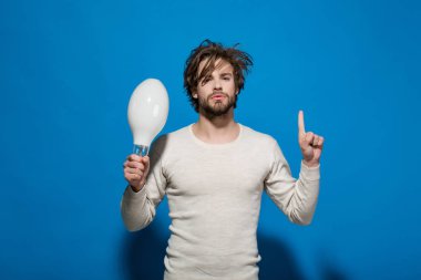 Genç adam bir fikrim var.