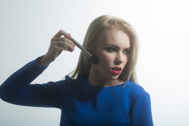 Kırmızı dudaklar toz yüz fırça ile uygulayarak kadınla