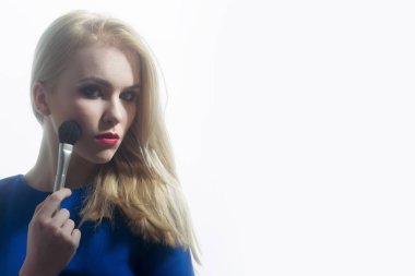 Kırmızı dudaklar ile fırça yüz makyaj uygulayarak kızla