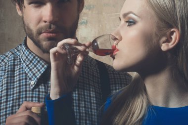 Kırmızı likör bardak içme kadın