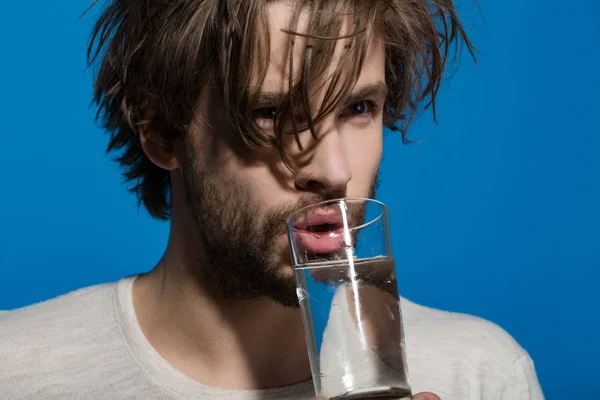 Homme boire médicament drogue avec de l'eau du verre — Photo