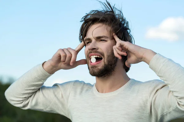 Guy tenere pillola di dieta e vitamina — Foto Stock