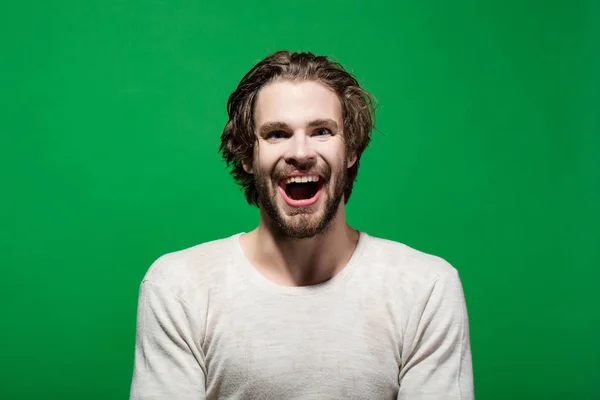 Felice uomo con la testa bagnata, viso e capelli al mattino — Foto Stock