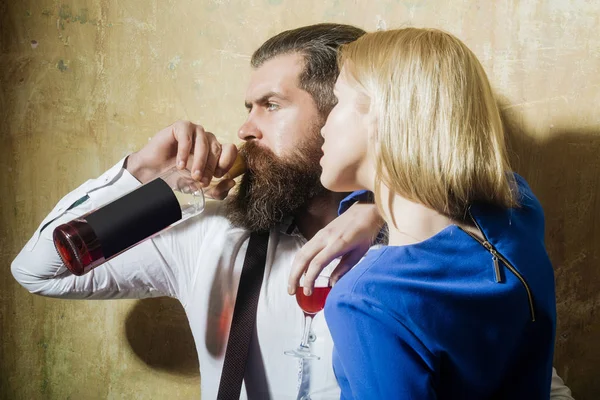여자 친구와 알코올 음료와 함께 남자 친구 — 스톡 사진