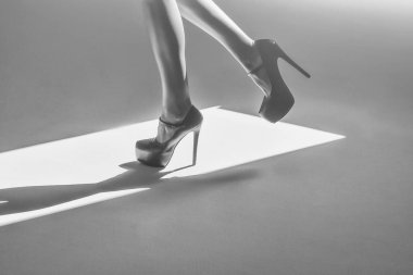 ayakkabı kız bacakları