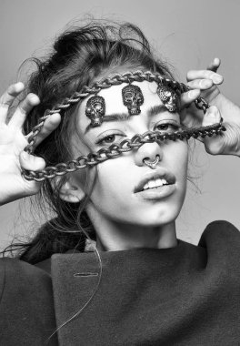 moda model metalik zinciri ve burun halkası ile