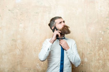 hiprter veya uzun sakallı konuşan sakallı adam