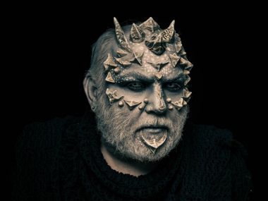 Adam dragon cilt ve sakal