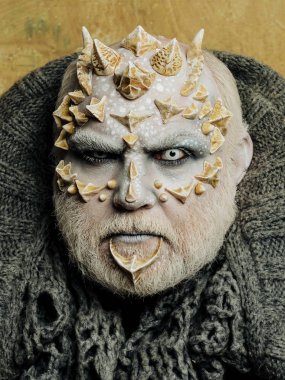 İblis kafa ile soyut bej duvar gri yaka