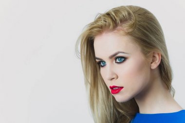 Sevimli yüzü üzerinde kırmızı dudaklar ile model