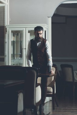 Masada duran hipster cam ve şişe ile servis