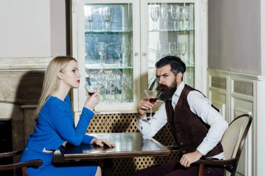 Sevgiliyi restoranda şarap kırmızı içme