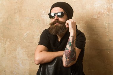 Hipster deri ceket ve gözlük ile şapka.