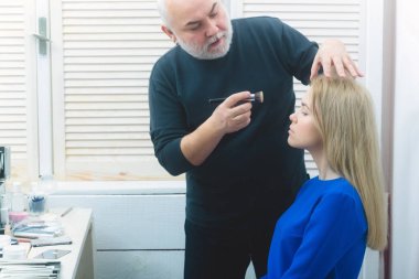 Güzellik ve moda. Adam kızın yüzünde Vakfı krem uygulamak