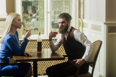 Kadın ve adam martini gözlük içme