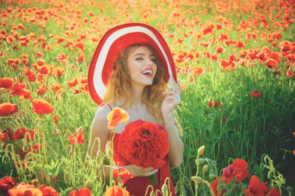 Belle fille heureuse avec chapeau dans le champ de pavot rouge — Photo